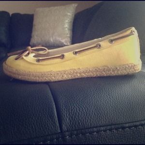 Super cute! Yellow Sperry top-spider.  size 6