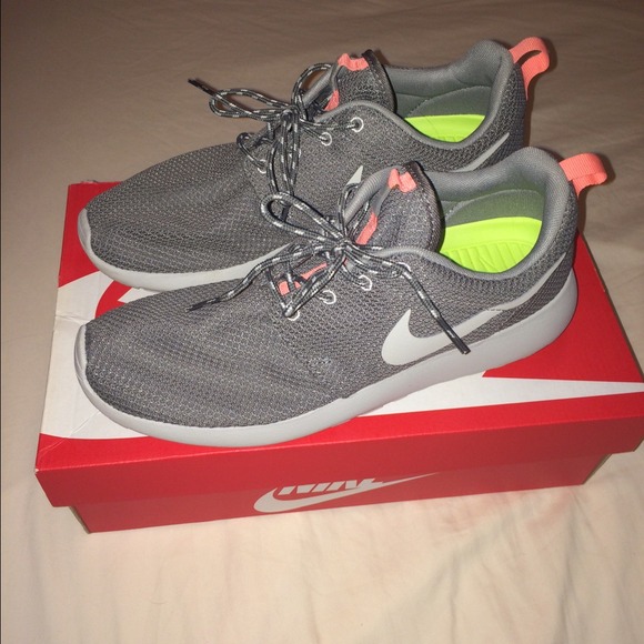 Nike Roshe Run. Light Gray