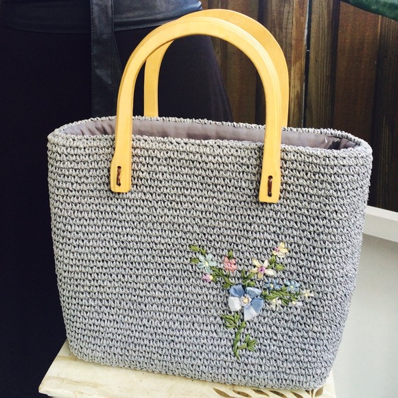 Romantic straw handbag, with embroidered flowers🌸