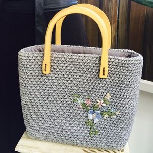 Romantic straw handbag, with embroidered flowers🌸