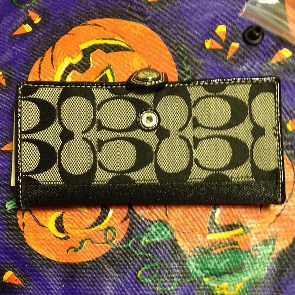 Authentic Coach wallet 😍