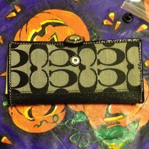 Authentic Coach wallet 😍