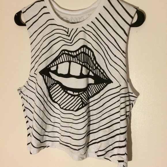 black & white lips top