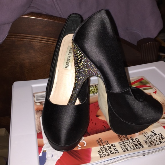 Steve Madden black bedazzled pumps