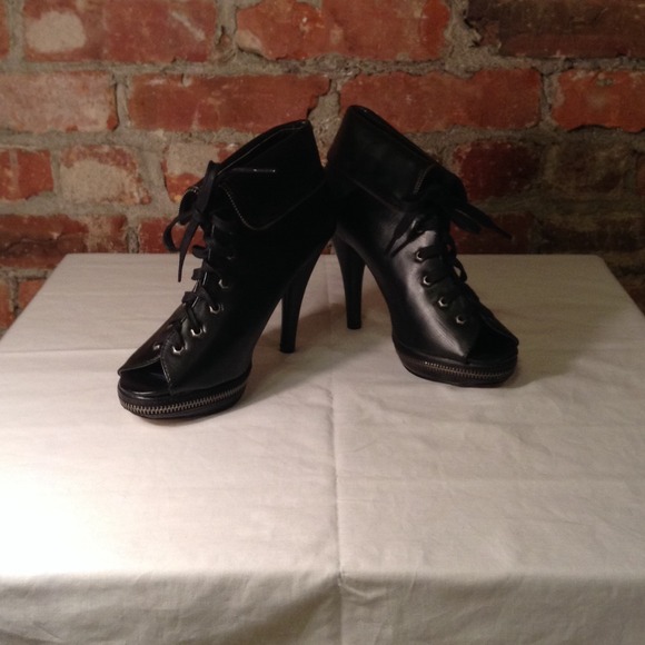 Madden Girl 'Kholor' Zipper Booties NWOT - Picture 4 of 4