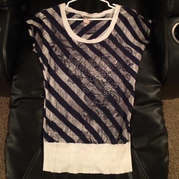 Printed striped fitted bottom short sleeved shirt