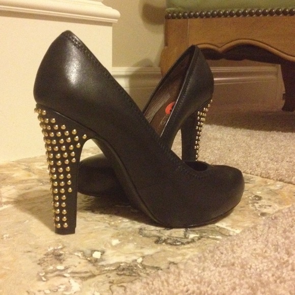 Black pumps w gold studded heels
