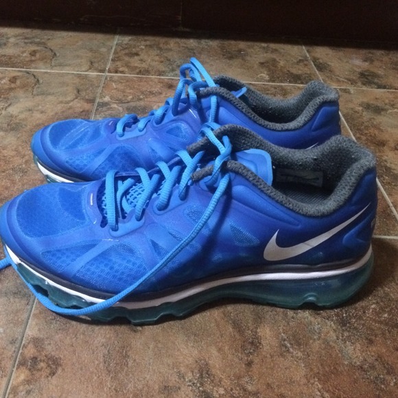 Women's Blue Nike Air Max Size 9. Great condition!