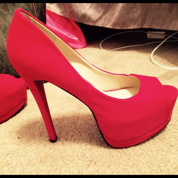 Bright red pump - Picture 2 of 4