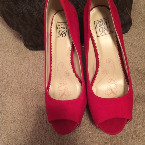 Bright red pump - Picture 3 of 4