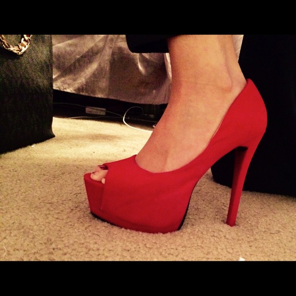 Bright red pump - Picture 4 of 4