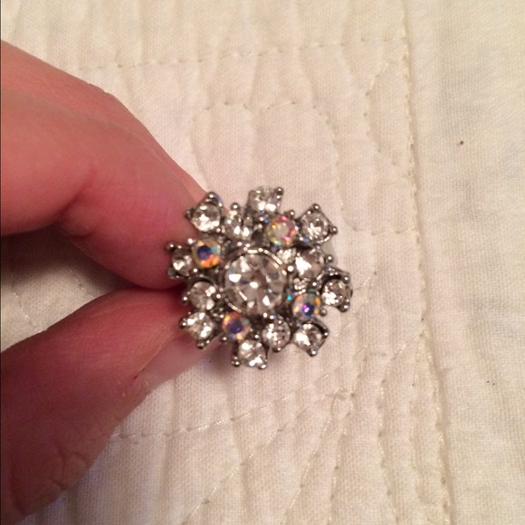 Resizable crystal flor ring.