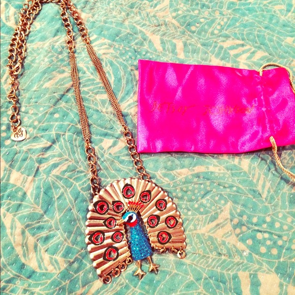 • Betsey Johnson peacock pendant necklace •