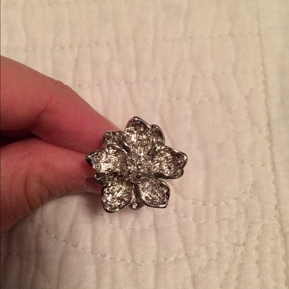 Jewelry - Size 7 floral ring. Sterling silver. Jewelry - Size 7 floral ring. Sterling silver.