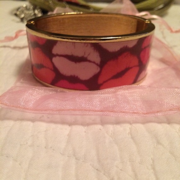 Ulta kisses bangle