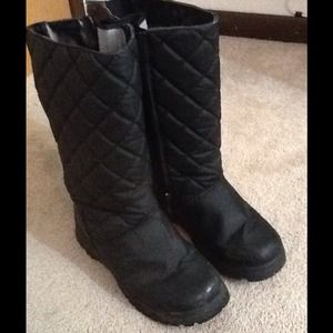 Black Snow Boots with a Faux Fur Lining