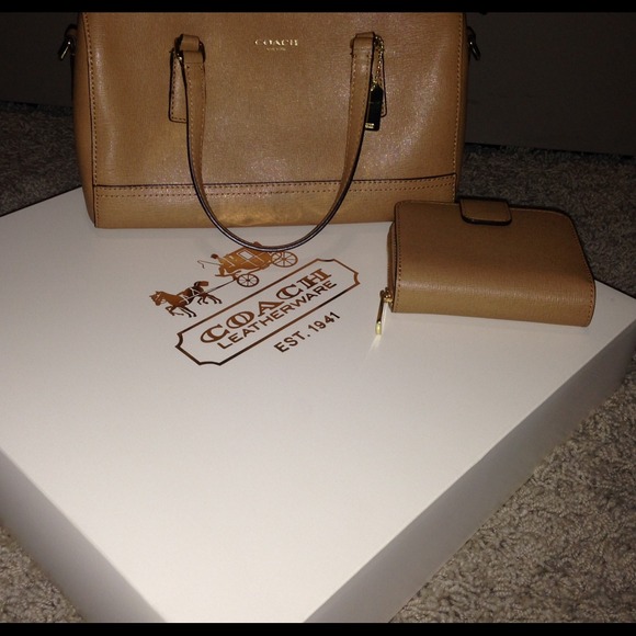 REDUCED! Small tan leather coach purse w/wallet