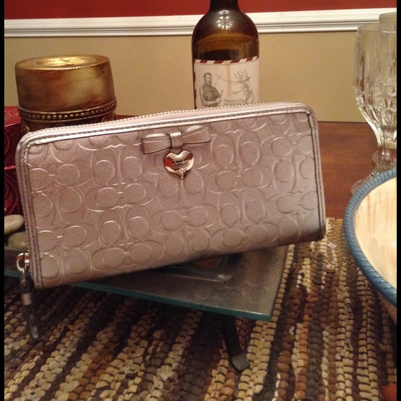 ✋SOLD✋Coach Silver Embossed Accordion Wallet - Picture 2 of 4