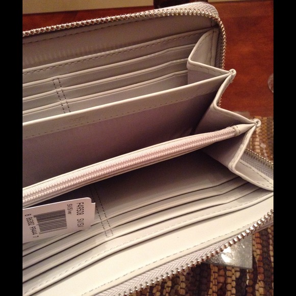 ✋SOLD✋Coach Silver Embossed Accordion Wallet - Picture 4 of 4