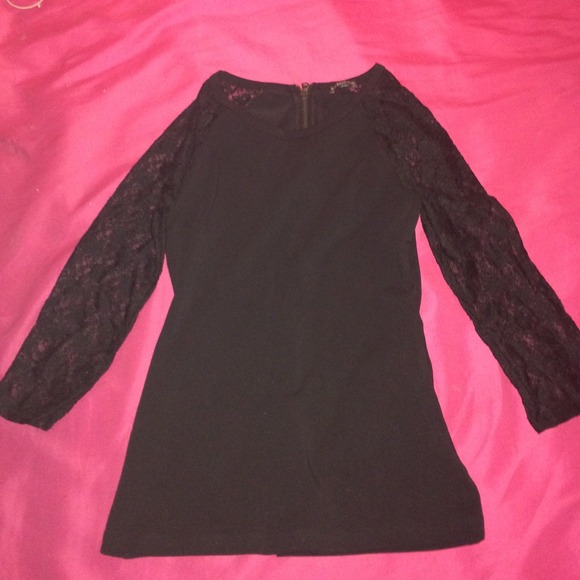 Express 3/4 lace sleeve with zipper in the back!!