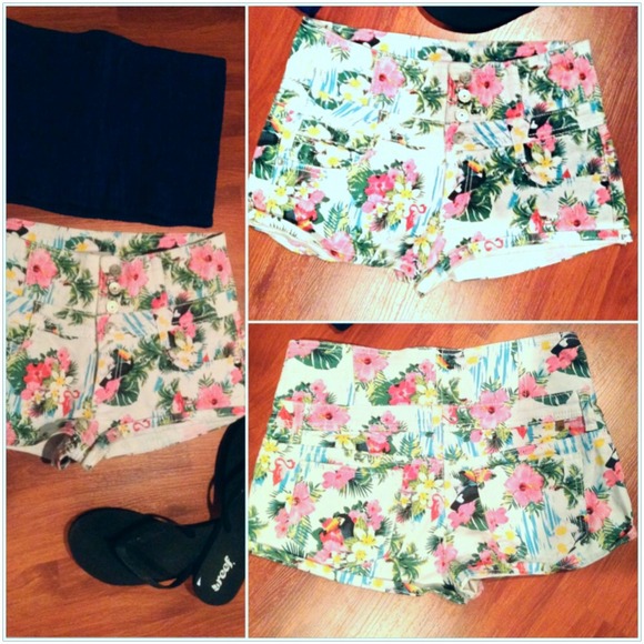 HIGH WAISTED ISLAND SHORTS