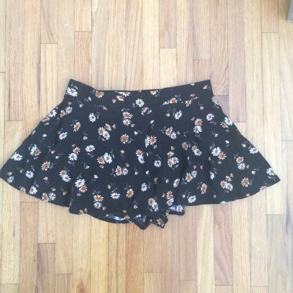 🚫SOLD🚫 ✨REDUCED✨ Floral Shorts