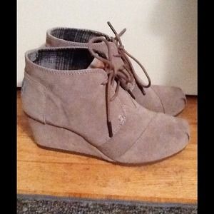 TOMS TAUPE DESERT WEDGES