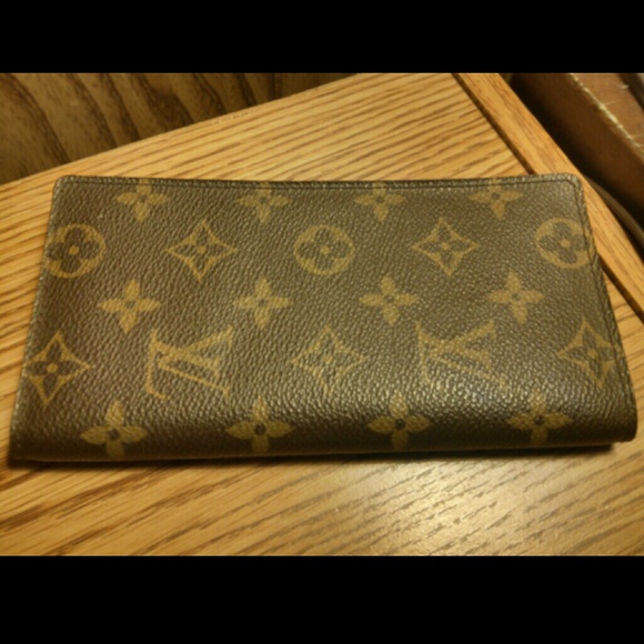 Louis vuitton checkbook cover
