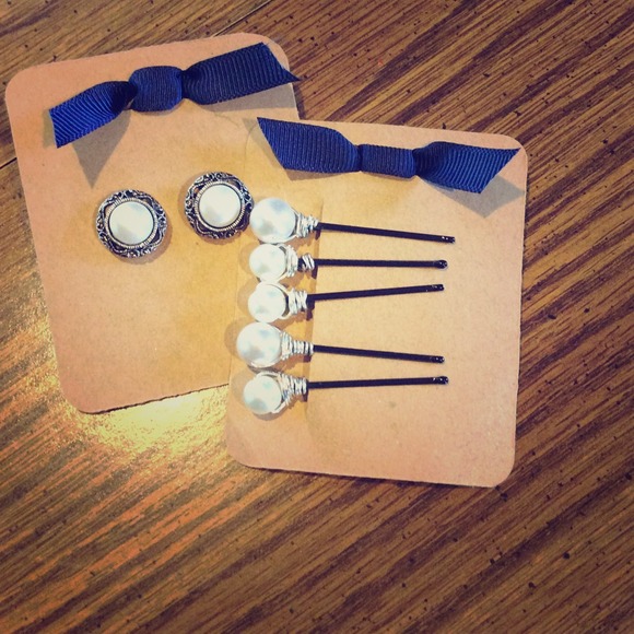 Vintage stud earrings and matching bobby pins - Picture 1 of 1