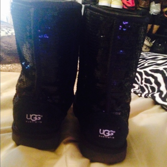 Black sequence uggs