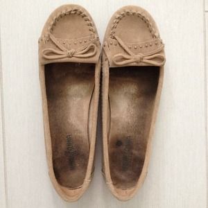 Minnetonka Studded Fringe Bow Moccasins