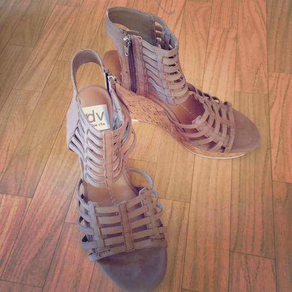 Very comfy wedges looks great with skinny jeans