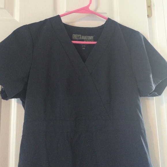 🚫🚫SOLD Xs dark grey greys anatomy scrub top - Picture 4 of 5