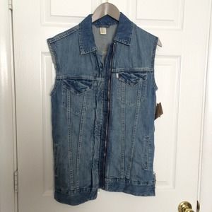 Levi's Sleeveless Longline Trucker Jacket