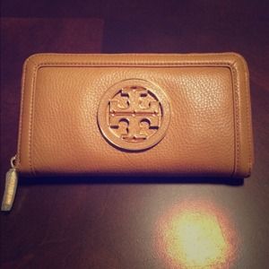 Tory Burch Amanda Zip Around Wallet