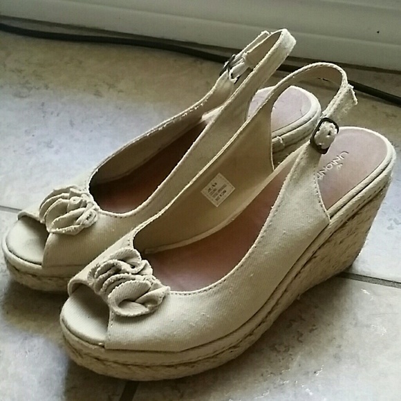 Super Cute tan wedges