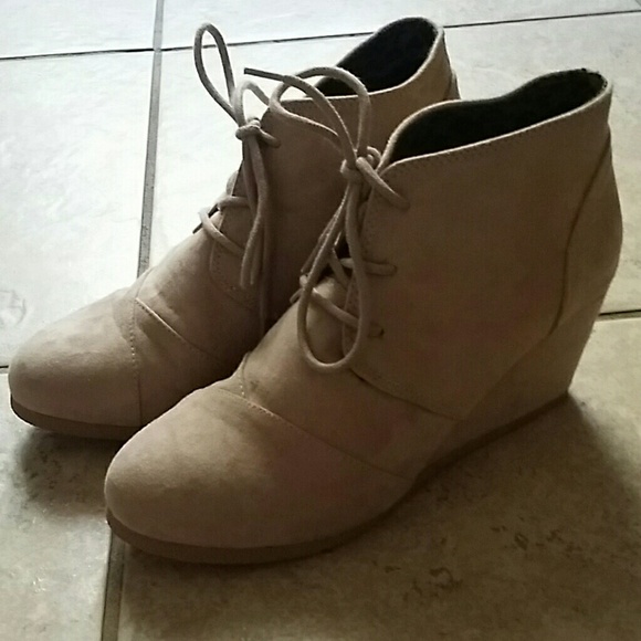 *ON HOLD* Cute taupe booties