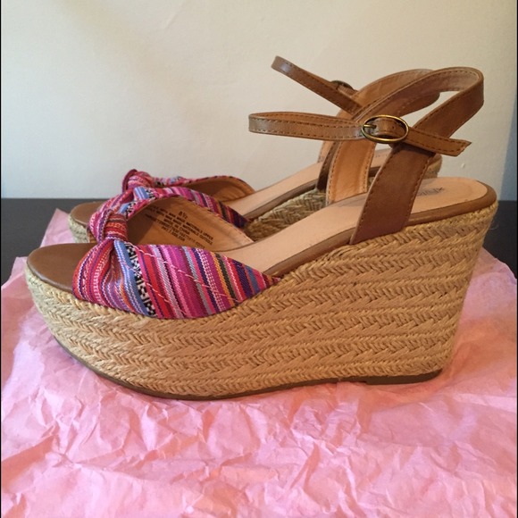 Adorable Wedges! - Picture 2 of 3