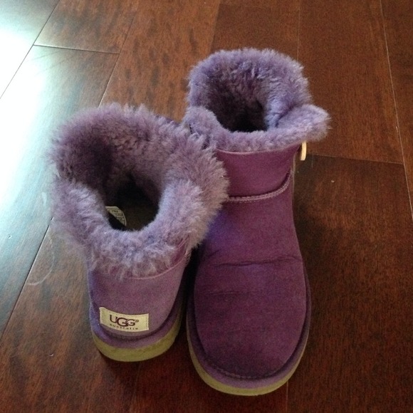 Authentic Purple UGG boot - Picture 2 of 4