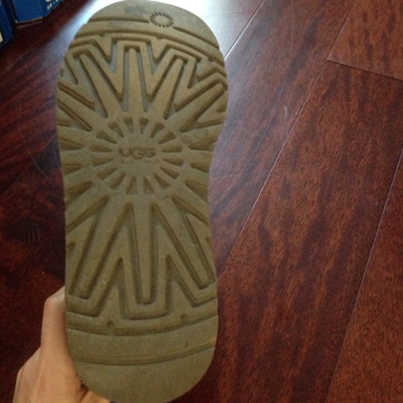 Authentic Purple UGG boot - Picture 3 of 4