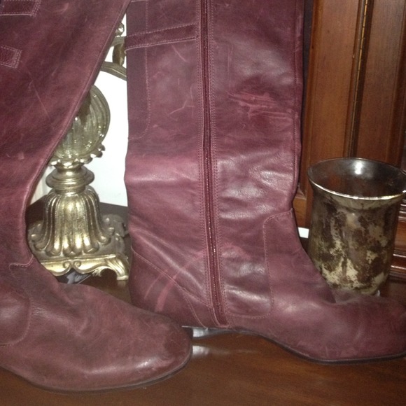 Leather Enzo Anzogiolini zippered boots.