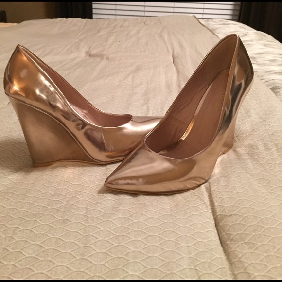 Metallic wedge