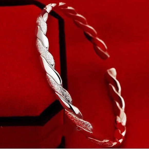 925 SILVER TWIST BANGLE FOR THIN WRISTS. BEAUTIFUL - Picture 2 of 2