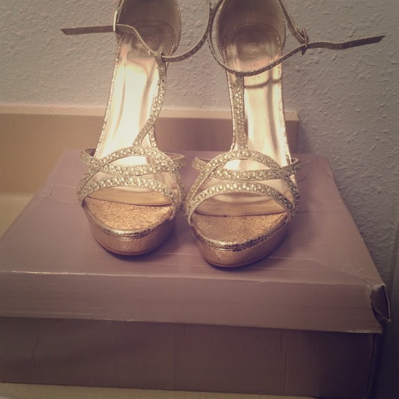 Gold heels - Picture 1 of 4