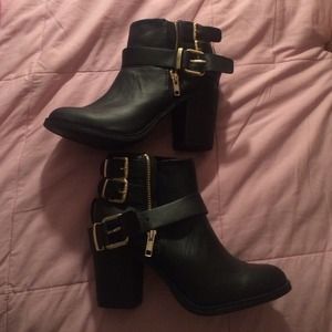 Black buckled h&m boots