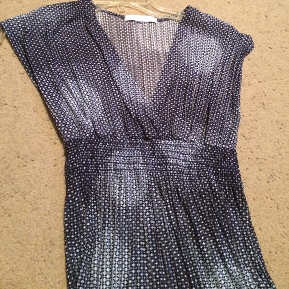 Adorable blue v-neck top!😍😍