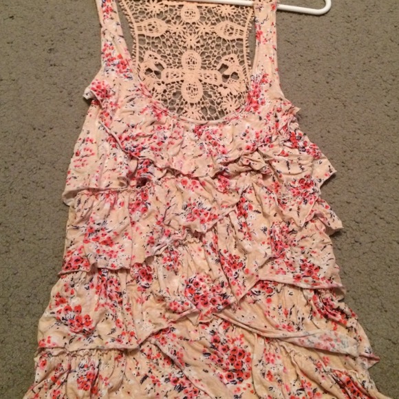 LC Lauren Conrad Ruffled top🌸
