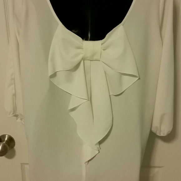 Low cut back with bow dress - Picture 2 of 4