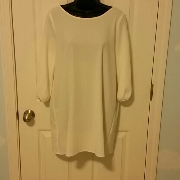 Low cut back with bow dress - Picture 3 of 4