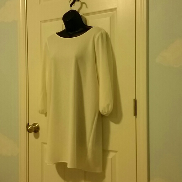 Low cut back with bow dress - Picture 4 of 4